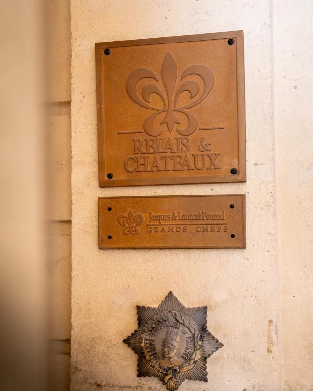 Depuis 71 ans, l’emblème @relaischateaux célèbre l’art de vivre à la française. ✨

Apposée fièrement à l’entrée de notre maison, cette plaque est bien plus qu’un simple signe distinctif : elle est un symbole d’excellence, d’hospitalité et d’authenticité.

Chaque jour, elle accueille les voyageurs du monde entier et leur souhaite la bienvenue dans un lieu où le raffinement, le patrimoine et la passion se conjuguent pour offrir une expérience unique.

L’Hôtel Richer de Belleval est fier de porter cet emblème, de faire partie d’une famille qui défend avec passion l’art de vivre et l’hospitalité dans ce qu’ils ont de plus beau. ✨
_______

For 71 years, the Relais & Châteaux emblem has celebrated the French art of living.
Proudly displayed at the entrance of our property, this plaque is more than a symbol — it is a promise of excellence, hospitality, and authenticity.

Each day, it welcomes travelers from around the world, inviting them into a place where heritage, refinement, and passion come together to create a truly unique experience. ✨ 

Hôtel Richer de Belleval is proud to carry this emblem and to be part of a family that passionately upholds the beauty of hospitality and the art of living.

💻 : @popcom_agence360 
📸 : @j.ephotographie 

#relaischateaux #luxurytravel #boutiquehotel #heritagehospitality #eleganceintravel #authenticexperience #frenchartofliving #montpellierhotel #welcometravelers #slowtravel #hotellife #travelmoments #exquisitehospitality #uniquestays #travelwithstyle