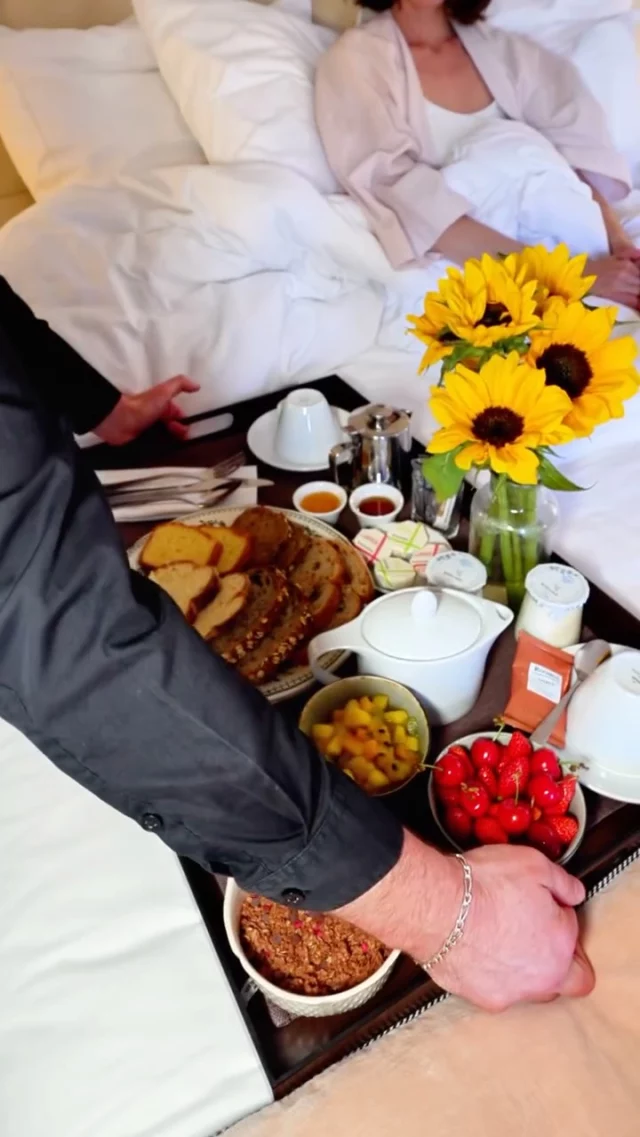 Et si vos matins ressemblaient tous à celui-ci ? ✨

Un plateau délicatement dressé, des viennoiseries encore tièdes, un jus d’orange fraîchement pressé. 

À l’Hôtel Richer de Belleval, le room service est là pour transformer votre réveil en un vrai instant de délicatesse ☕️

________

What if your mornings all looked like this? ✨

A delicately arranged tray, still-warm pastries, and freshly squeezed orange juice.

At Richer de Belleval, room service is here to transform your morning into a truly indulgent experience.

📹 : @popcom_agence360
📸 : @j.ephotographie

#roomservice #petitdejeunerauchambre #hotelexperience #sejourdeluxe #artdevivre #montpellierhotels #luxurygetaway #breakfastinbed #escapadeenfrance #boutiquehotel #richerdebelleval #slowmorning #voyagegourmand #hoteledecharme #momentsuspendu