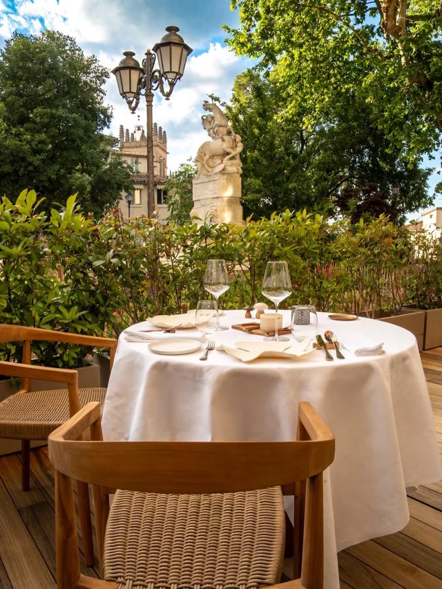 Un repas gastronomique en terrasse... 🌿

Le Jardin des Sens s’ouvre à ciel ouvert pour la toute première fois cette saison.
Du mardi au samedi, installez-vous sur notre terrasse baignée de lumière, en plein cœur de la mythique Place de la Canourgue, pour vivre une expérience culinaire d’exception.

Un moment suspendu, entre raffinement et douceur de vivre.
____________________

A gastronomic meal under the sun...🌿

For the first time this season, Le Jardin des Sens opens its terrace.
From Tuesday to Saturday, take a seat in the heart of the iconic Place de la Canourgue and enjoy a refined experience in the open air.

A refined and timeless moment in the heart of Montpellier.

📞 Réservation conseillée : 04 99 66 18 18
📹 : @popcom_agence360
📸 : @j.ephotographie